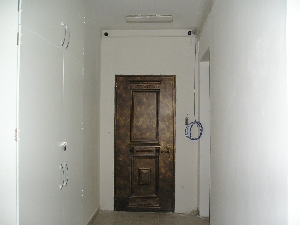 Две камеры JK-615SD установлены в общем коридоре над входной дверью